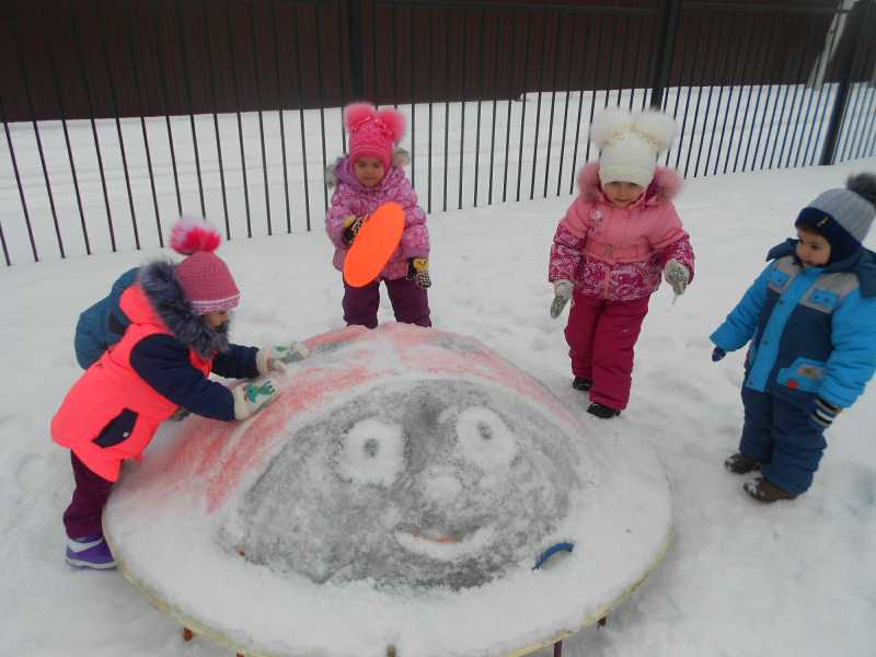 Детский сад снежок. Конкурс снежных построек в детском саду. Снежные постройки в детском саду детский парк развлечений. Зимняя постройка в детском саду из снега компас.