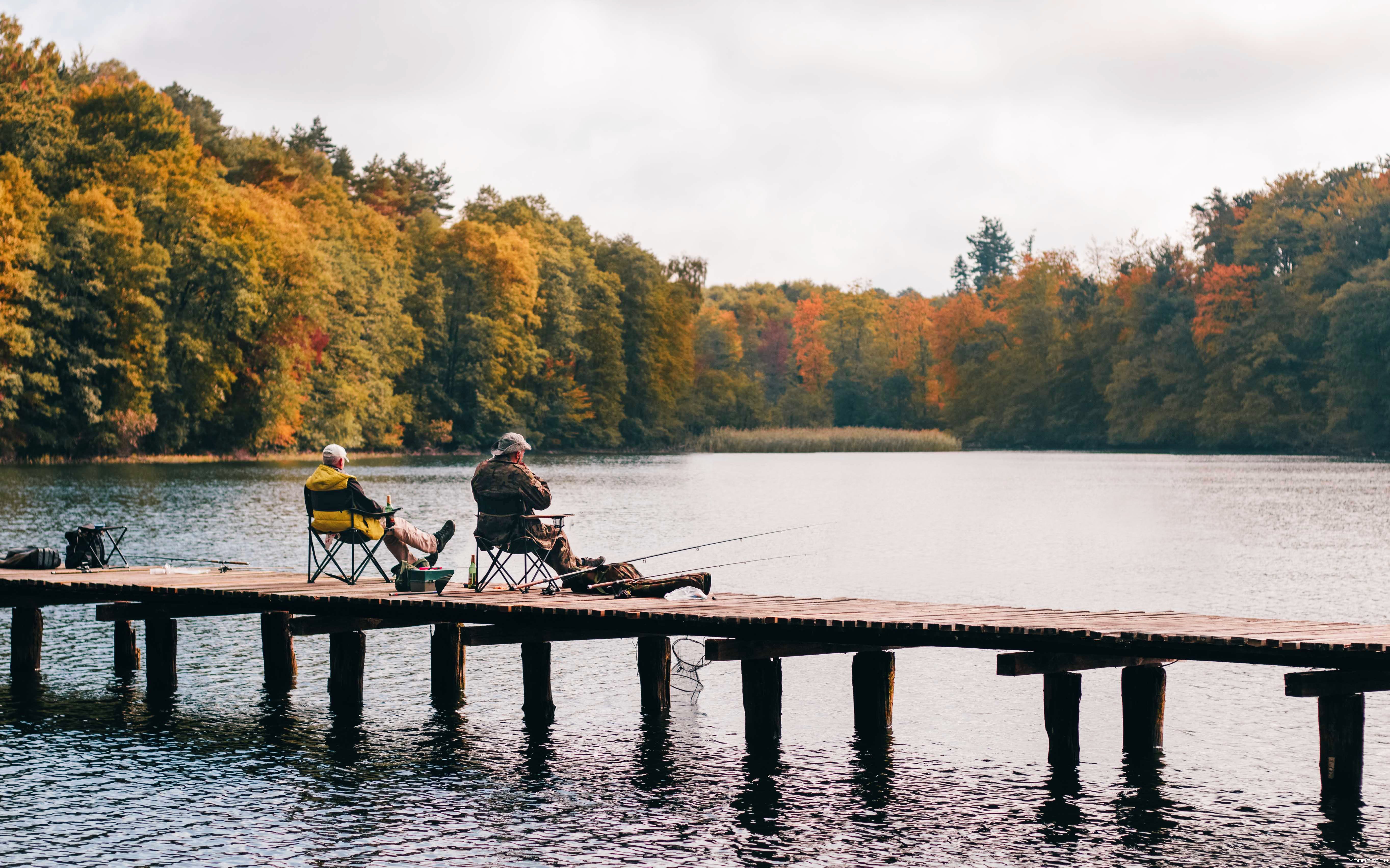 Сидел на озере рыбак. Рыбак на озере. Осень рыбалка. Пирс на озере. Мостик рыбака.